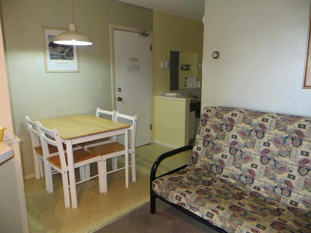 Harrison Village Motel Harrison Hot Springs Dış mekan fotoğraf